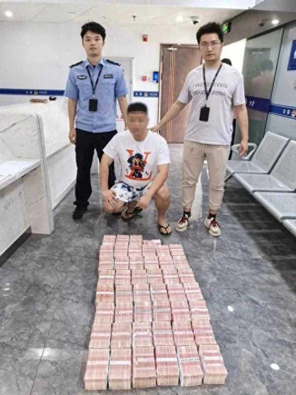 现金铺一地！男子在厦门一天取现451.8万？！警方紧急介入插图16