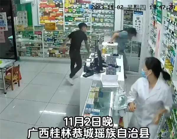 广西恭城警方通报“男子在药店殴打女友”：嫌疑人已被依法拘留