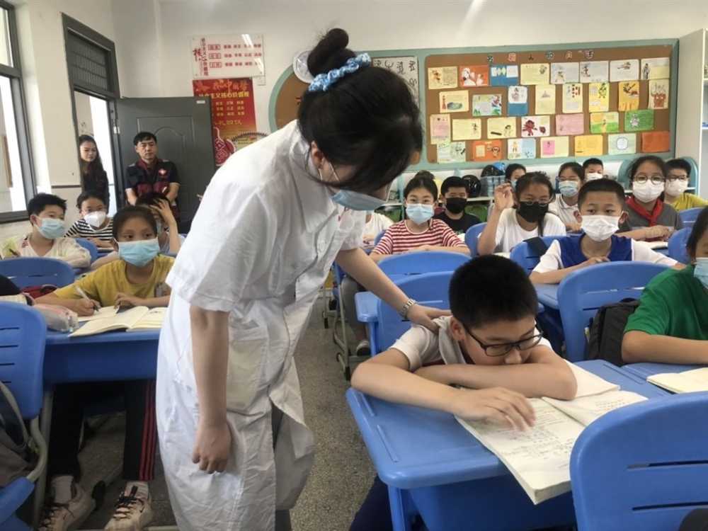 学校用霉变生虫大米做学生餐