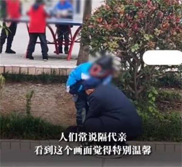 爷爷赶集给娃买裤子拿去学校让试穿