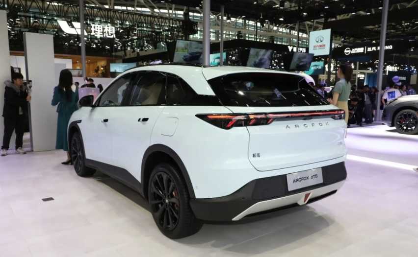 20万买纯电智能SUV 极狐阿尔法T5和零跑C11怎么选？