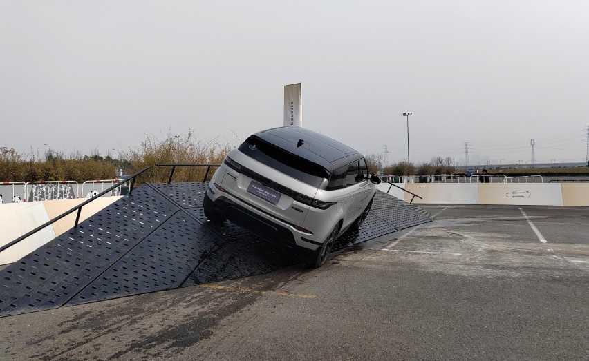 场地越野试驾路虎揽胜极光L，交叉轴滑轮组都无压力，出行好拍档