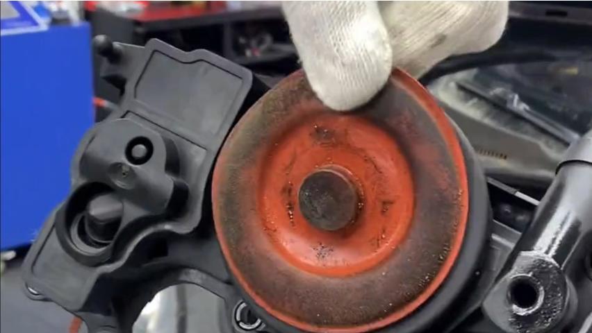 发动机烧机油如何检查废气阀是否损坏