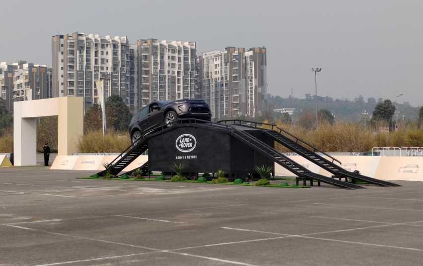 场地越野试驾路虎揽胜极光L，交叉轴滑轮组都无压力，出行好拍档