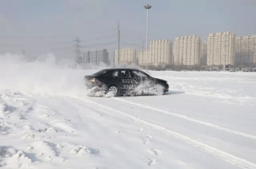 雪天车打滑撞了保险赔吗2