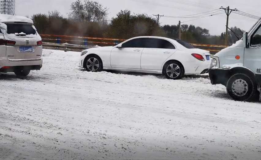 都是后驱，为何面包车在雪地上不打滑，百万豪车却寸步难行？