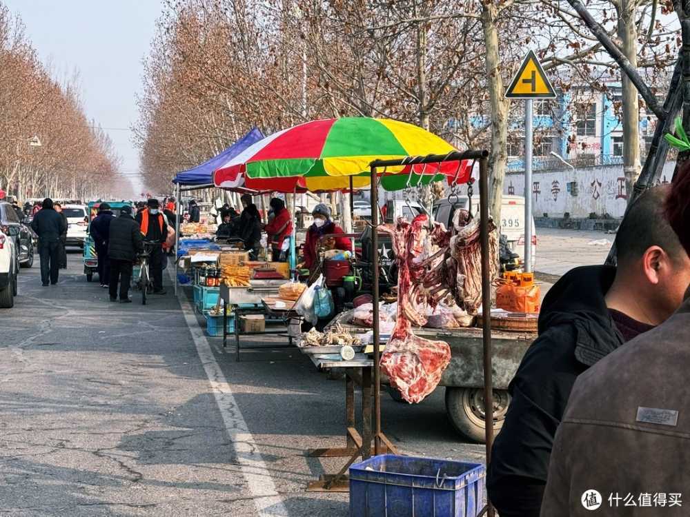 春节年味在哪里？赶集、贴春联、放烟花，全家人的春节才有味