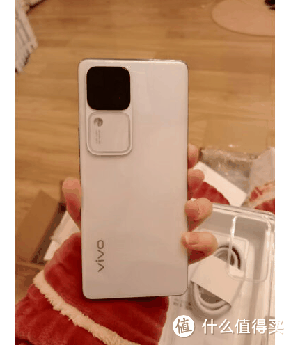 搭载了AI蓝心大模型的vivo S18不管是办公还是游戏，都表现优秀