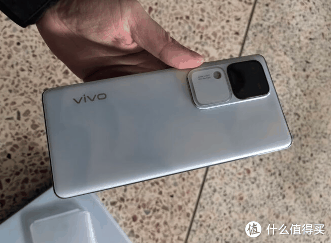 搭载了AI蓝心大模型的vivo S18不管是办公还是游戏，都表现优秀