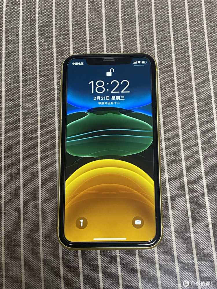 苹果为什么不出lcd屏幕了呢？手持iPhone 11一直在坚持。