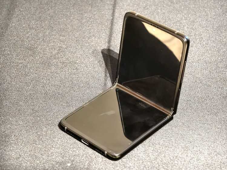 MWC 2024丨劲量还展出 Ultimate U660S 折叠屏手机，酷似三星Galaxy Z Flip3