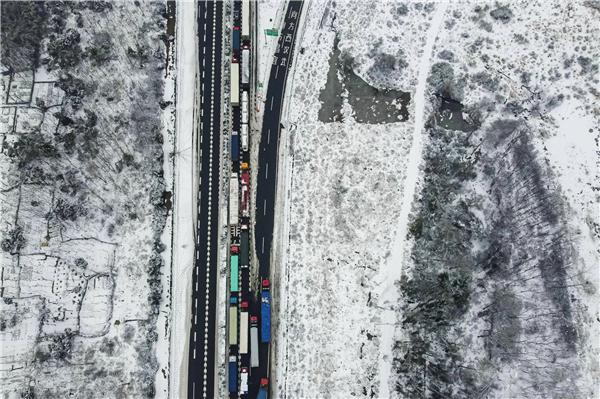 雨雪天 油车、电车互掐互嘲：到底选谁好插图