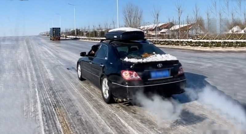 都是后驱，为何面包车在雪地上不打滑，百万豪车却寸步难行？