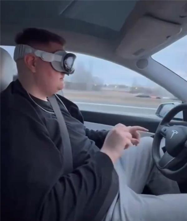 果粉司机开车玩Vision Pro不扶方向盘  苹果呼吁：理智使用！