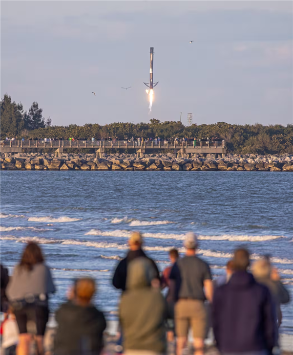 SpaceX四枚火箭同时矗立发射场！星舰合体 准备第三飞