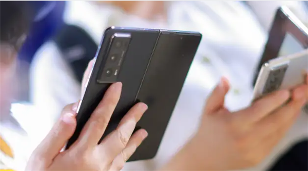 荣耀将推出首款小折叠手机：挑战三星和苹果