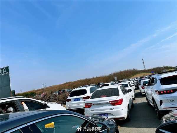 返程高峰来临：实拍多路段车辆拥堵缓行 尾灯连成一条红线