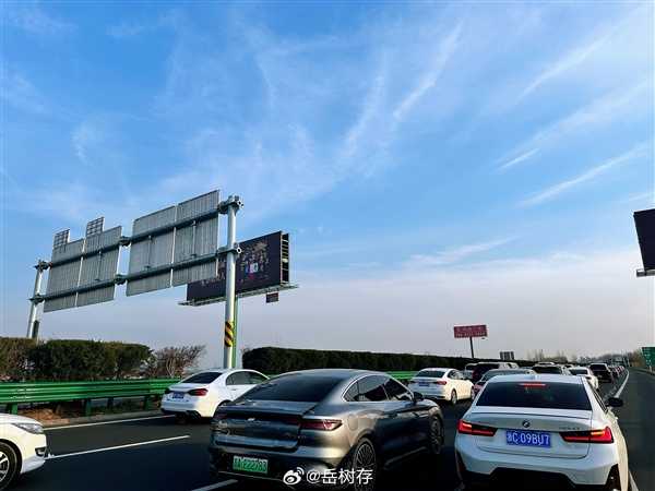 返程高峰来临：实拍多路段车辆拥堵缓行 尾灯连成一条红线