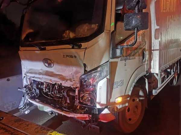 高速上错过出口直接倒车 下一秒三厢车变两厢车