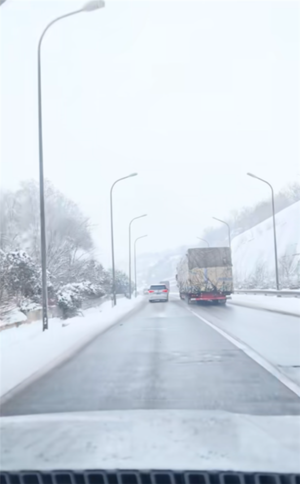 秦岭不愧是中国的南北分界线：一边绿树繁茂 一边冰雪世界