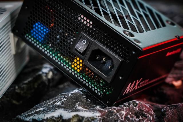  航嘉 MX750P 全模组电源评测：750W 的白金实力浓缩 