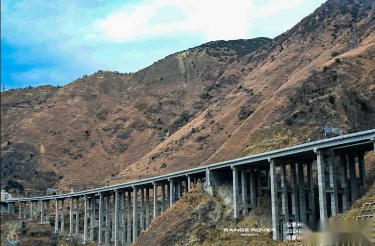 揽胜家族探享之旅：牛背山险峻征途与全新一代揽胜运动版揽