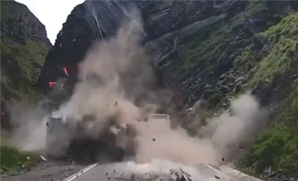 巨石滚落山崖：一货车被砸成“纸片”