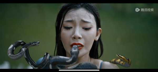 神级IP续作！中国版《狂蟒之灾》上映：比基尼美女徒手撕蛇