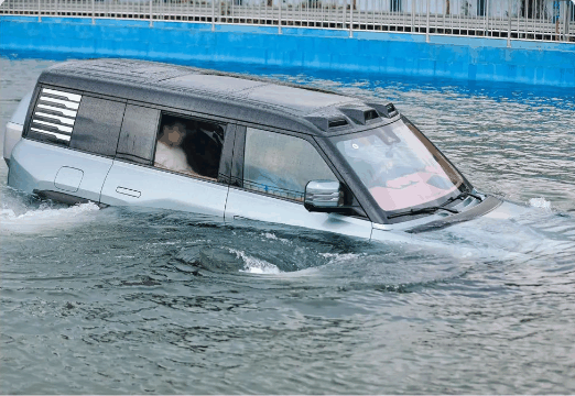 比亚迪仰望U8应对暴雨挑战：独特‘应急浮水’功能保障乘客安全