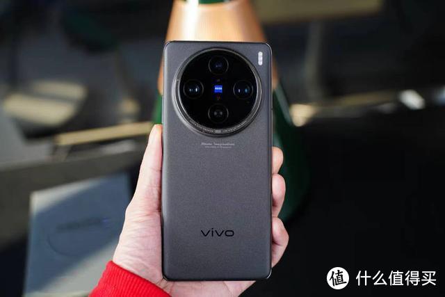 他来了他来了!他带着能打电话的相机来了！vivo X100 Ultra就要来了！