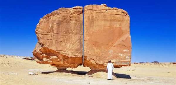 4000年前的沙特巨石被精准地切割成两半：成因至今是个谜