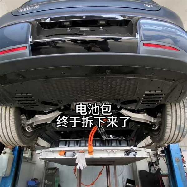 小米SU7车主不是砸就是拆 雷军：百万网友亲测严选Dream car