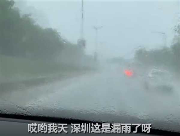 雷雨横扫深圳城区 来势汹汹吞没监控：网友直呼天漏雨了