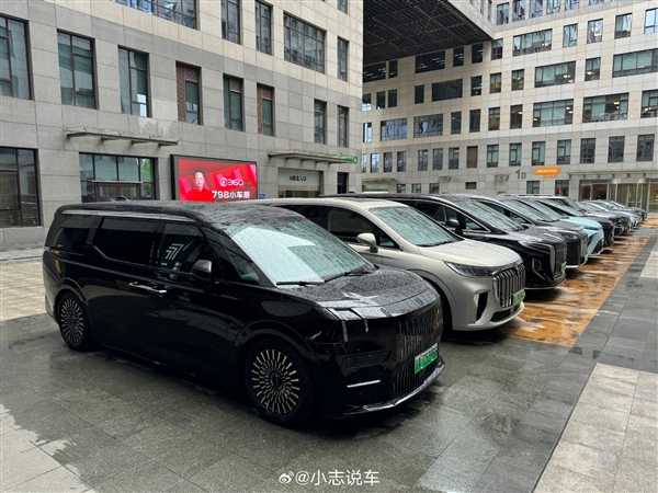 周鸿祎能办个人车展了 网友实拍360楼下已停放数十辆国产汽车