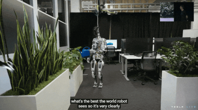 特斯拉Optimus人形机器人进厂打工，娴熟分装电池、自我矫正，还能走更远了