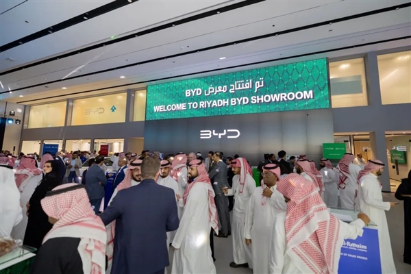 比亚迪在沙特开设首家门店，助力中东新能源汽车发展