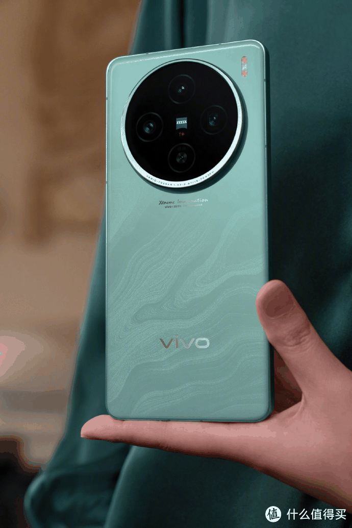 采用超薄直屏设计，vivo X100s系列颜值与性能齐飞