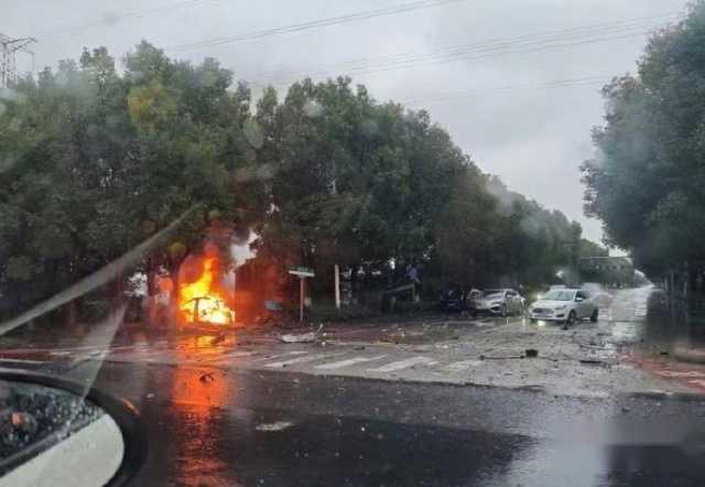 雨天飙车碰撞爆燃，小鹏P7惨烈事故，官方：配合调查|极果新车评