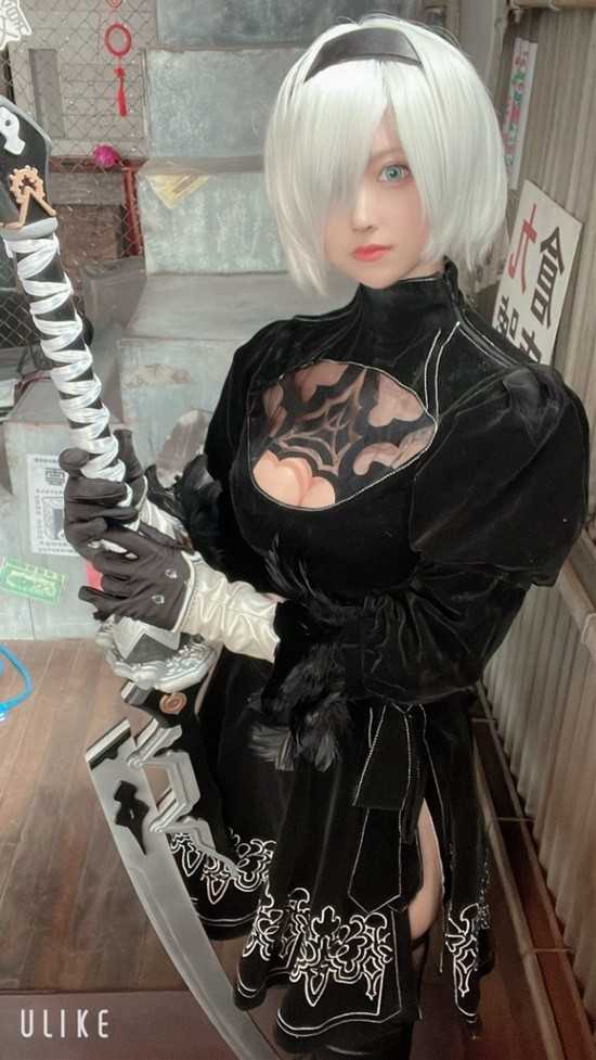 樱花妹COS《尼尔》婚纱2B：高衩美体肉感还原