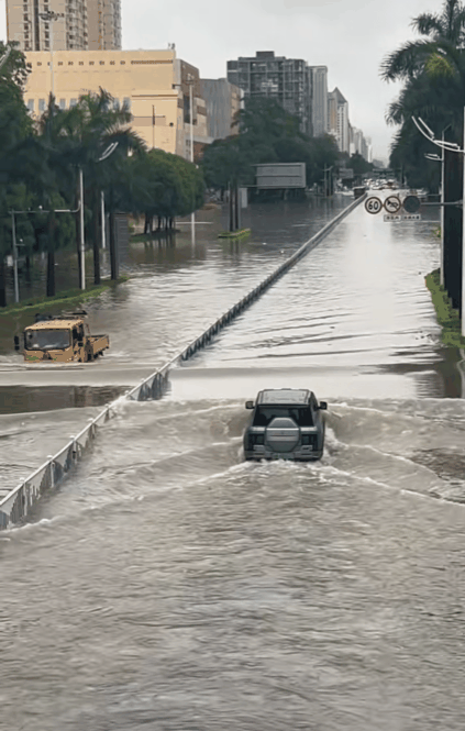 南宁暴雨内涝 仰望U8积水中行驶 人称暴雨中的孤勇者