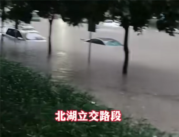 广西南宁特大暴雨：有车辆被淹至车顶