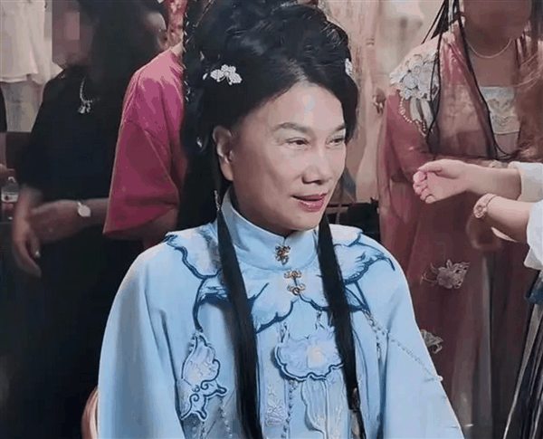 现身洛阳：董明珠体验汉服 造型画面太美引网友围观