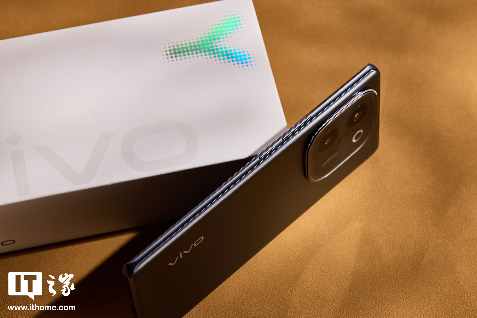 vivo Y200「皓夜」图赏：6000mAh 蓝海电池、磐石抗摔结构、IP69 防水