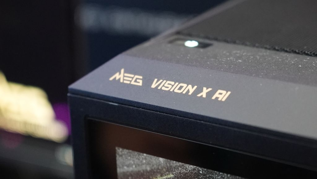 微星展示 MEG Vision X AI 电脑主机：正面大屏可 AI 聊天，有望配 RTX 5090 显卡