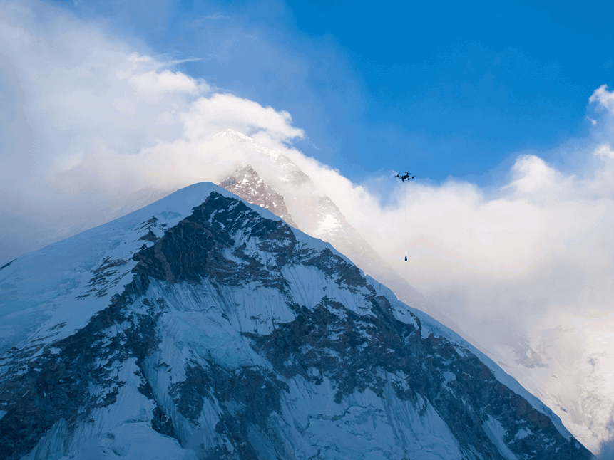 全球首次！中国大疆民用无人机完成珠峰 6000 米海拔物资运输