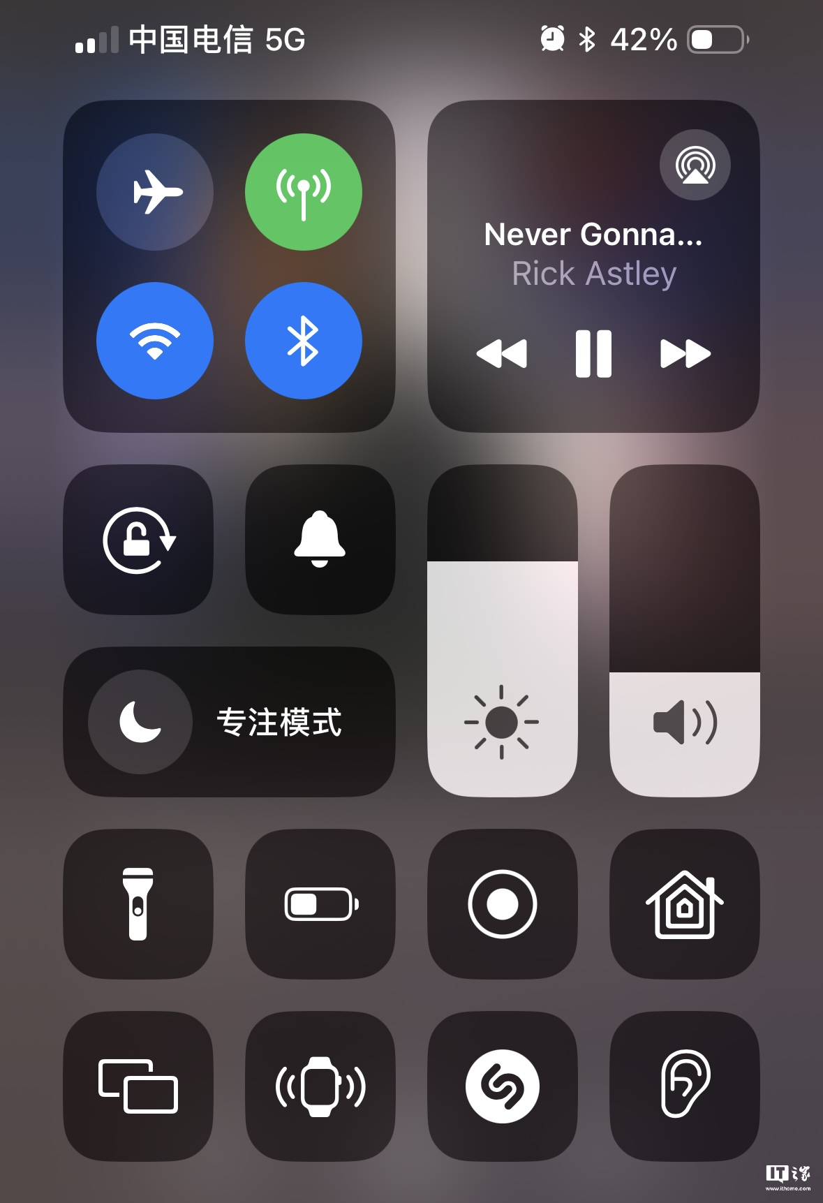 苹果 iOS 18 控制中心被曝将迎 7 年来最大更新，iPhone 用户可定制布局