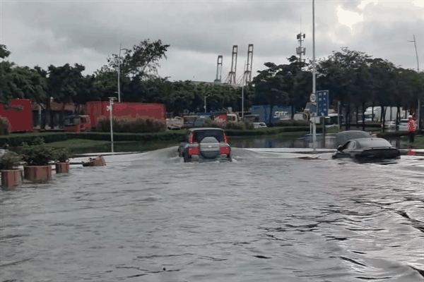 暴雨后城市内涝 仰望U8成显眼包：围观人群赞不绝口