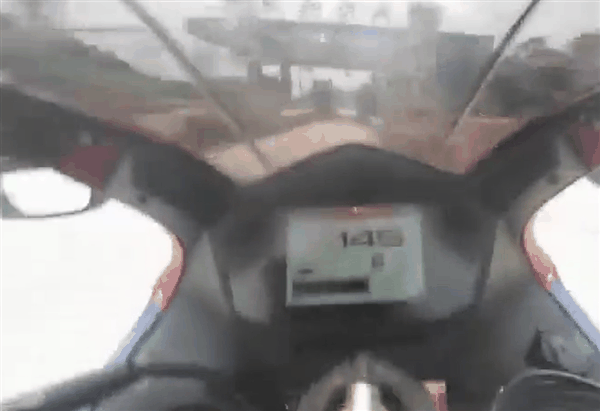 疯狂！骑手150km/h闯高速收费站：一己之力为禁摩做贡献