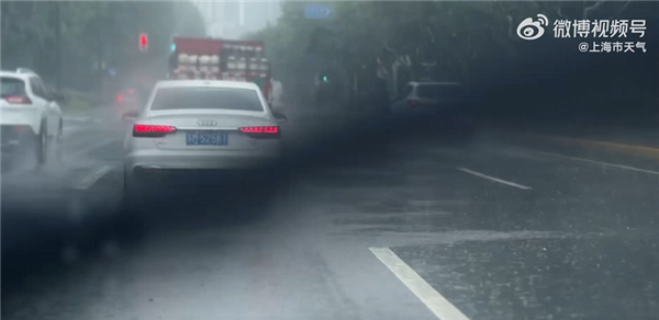 暴雨+雷电双黄预警高挂！上海“暴力梅”卷土重来：雨刷器都快刷冒烟了