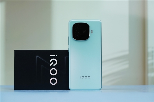iQOO Z9最强超大杯曝光！天玑9300+配1.5K OLED屏：预计为Z9 Turbo+